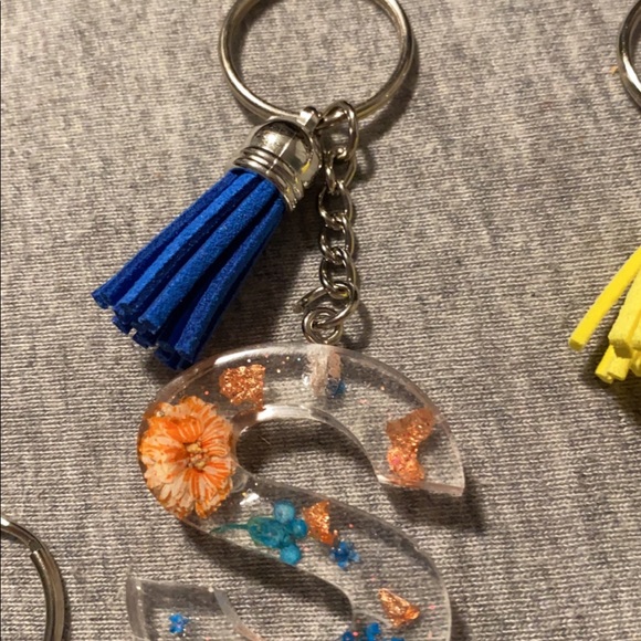 resin letter keychain - Picture 9 of 10